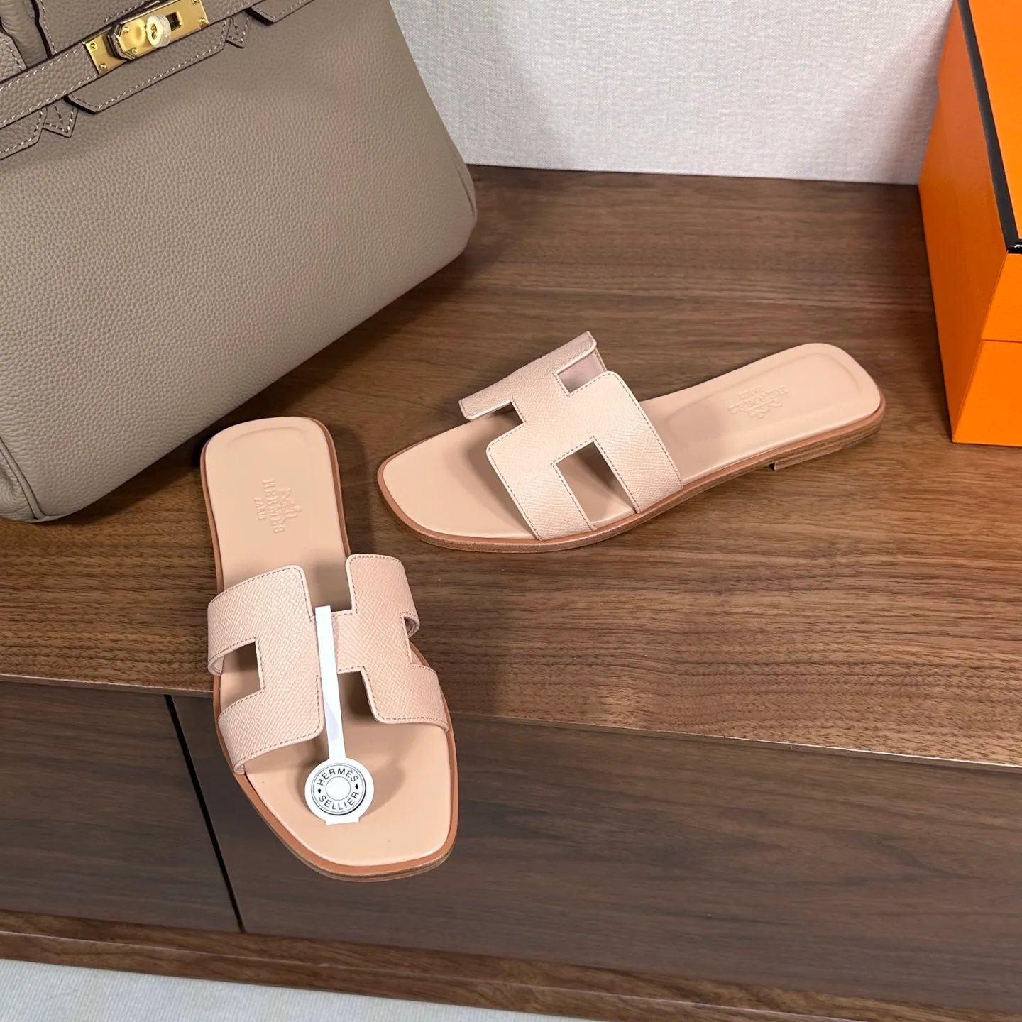 👟👟Ex-factory price 440👟👟 Hermes Hermes H slippers Oasis sandals series——————————Fashionable and versatile Super comfortable Every detail is made to the extreme Original swift calfskin Original 1:1 exclusive private mold upper/original leather outsole ▪️Packaging: Each pair of shoes comes with packaging ▪️SIZE: 35~42 (.40.41.42 customization is non-refundable and non-exchangeable)